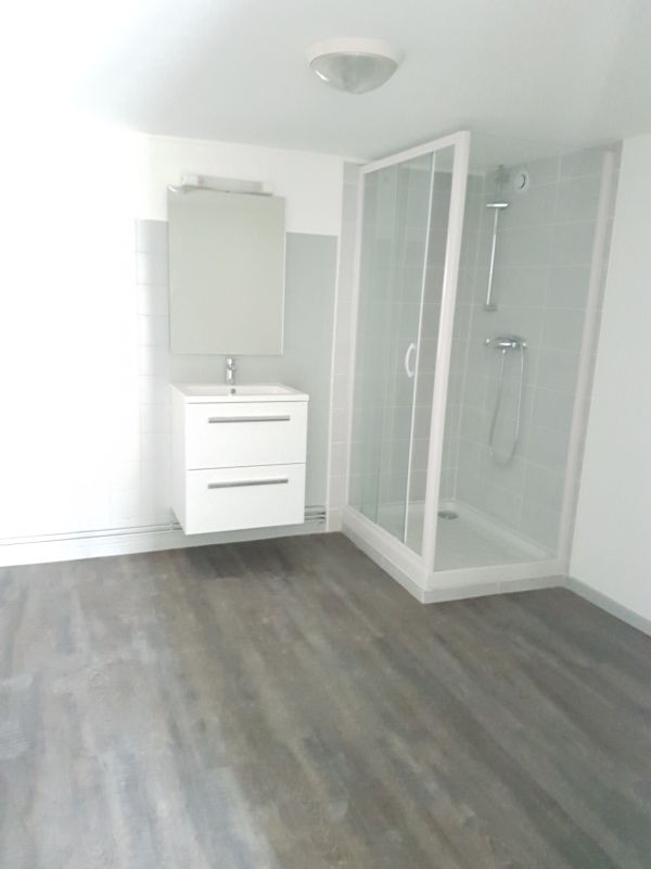 Appartement F2 1er étage sur rue Construction 1980 Entré....