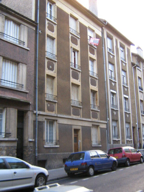 Appartement -F2- Cave 10, grenier 11 Construction années....