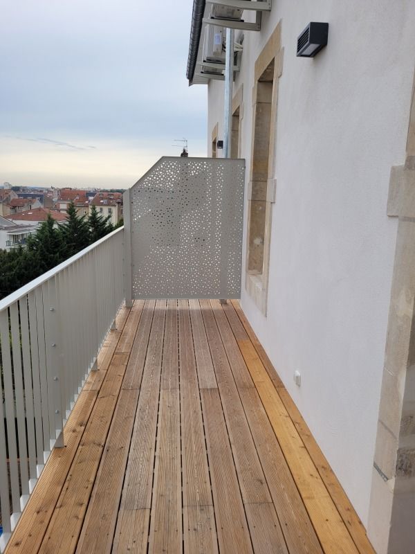 Appartement -F2- Cave et Balcon Immeuble completement re....