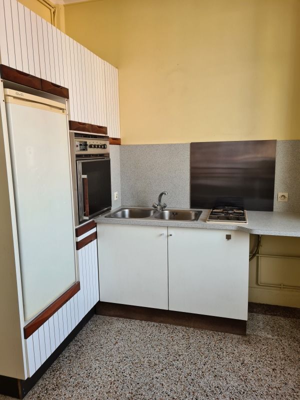 Appartement -F2- Une cave lot 26 Construction années 199....