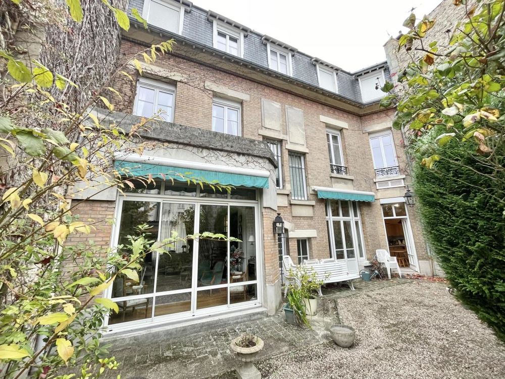 maison 11 pièces avec jardin et garage.