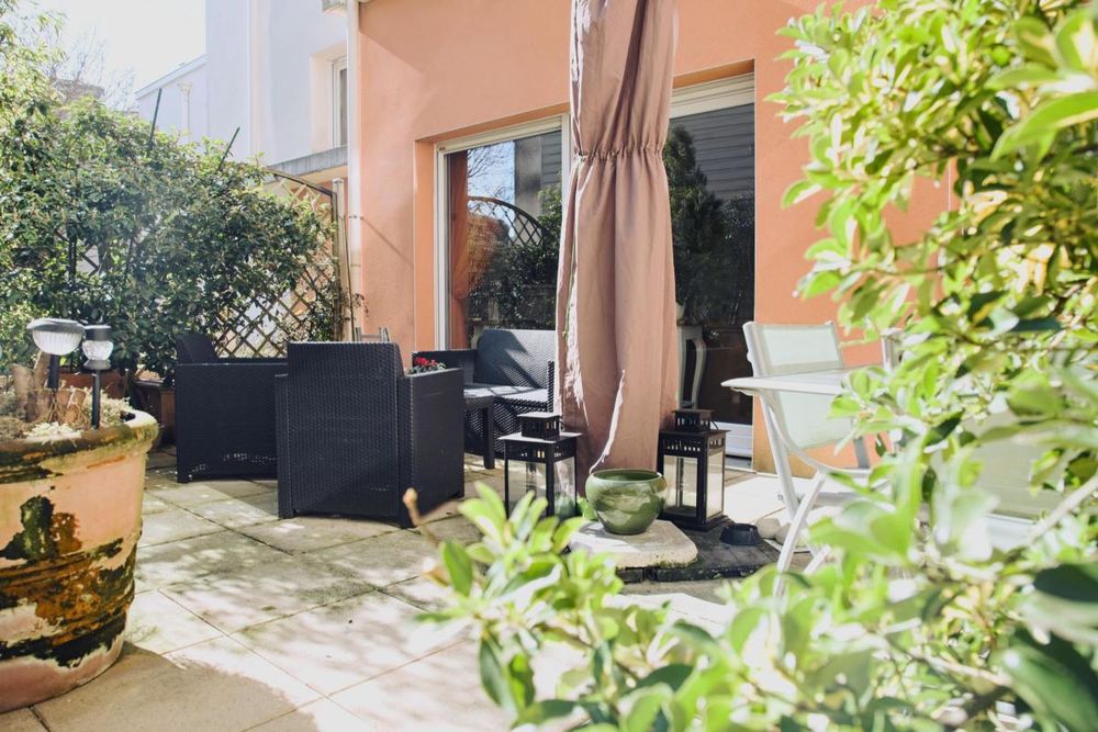 Appartement 2 pièces avec grande terrasse, place de parking e...
