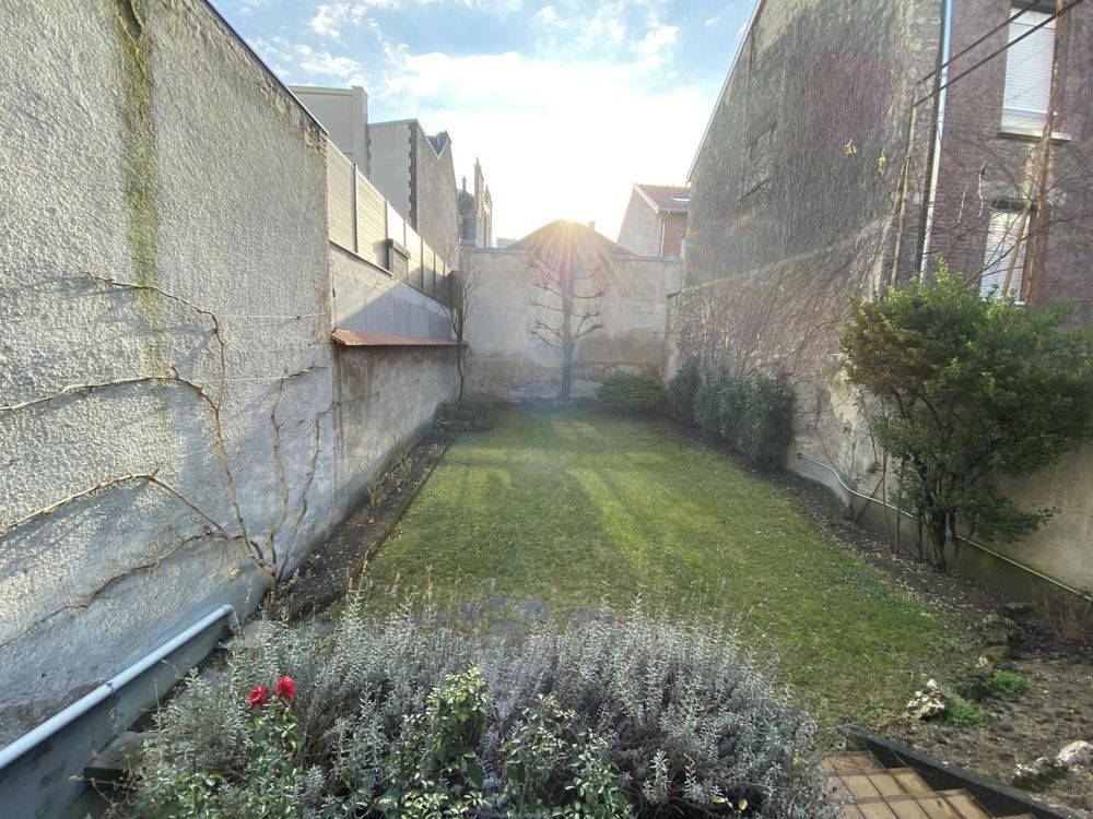 Maison 10 pièces avec jardin et garage.