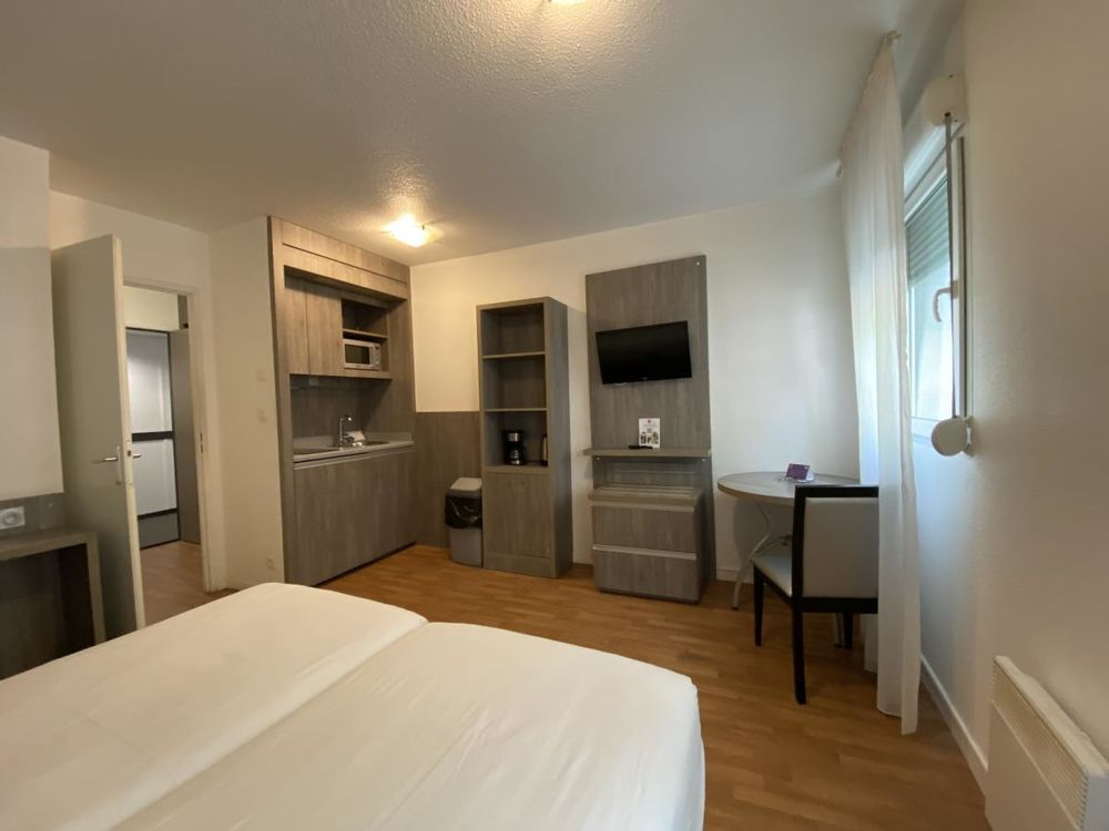 7 appartements (3 studios, 2 T1 et 2 T2) + 4 parkings