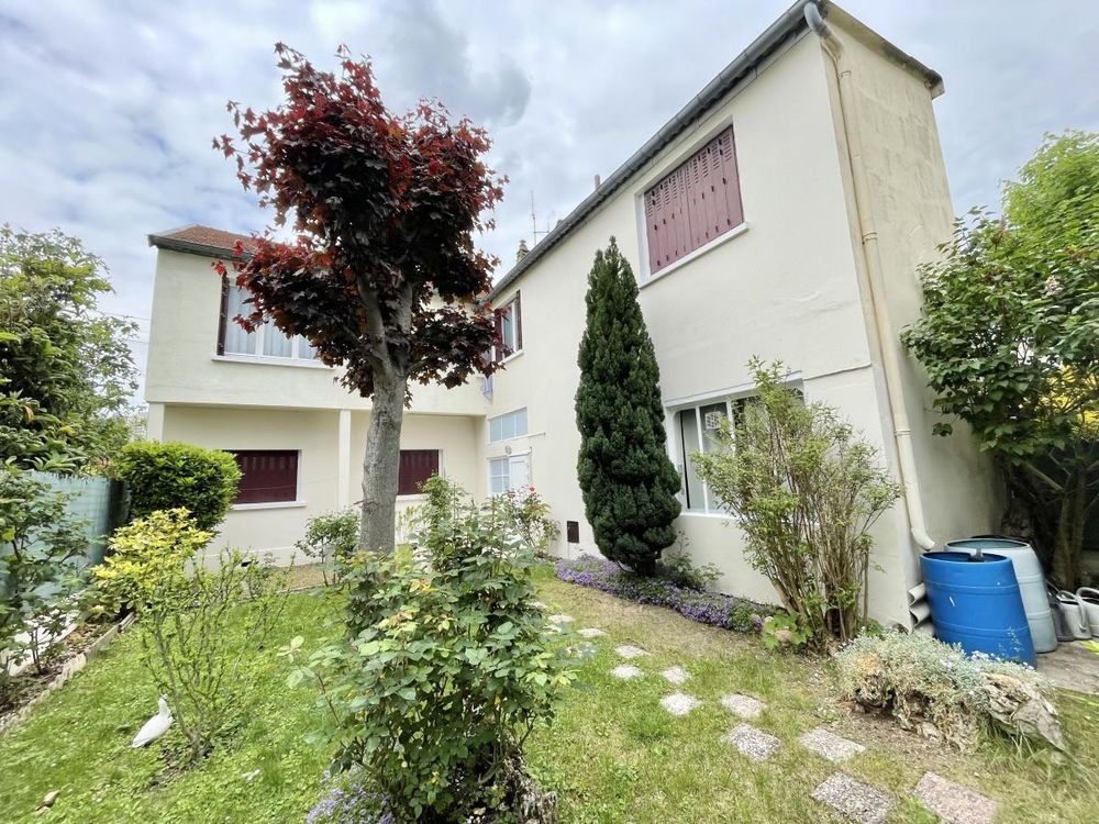 Maison 5 pièces avec garage et jardin.