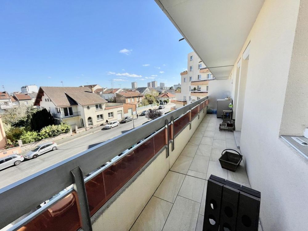 appartement 4 pièces avec balcons et garage.