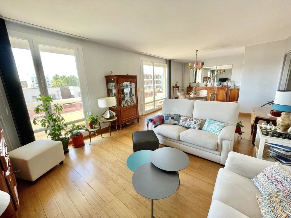 appartement 4 pièces avec balcons et garage.