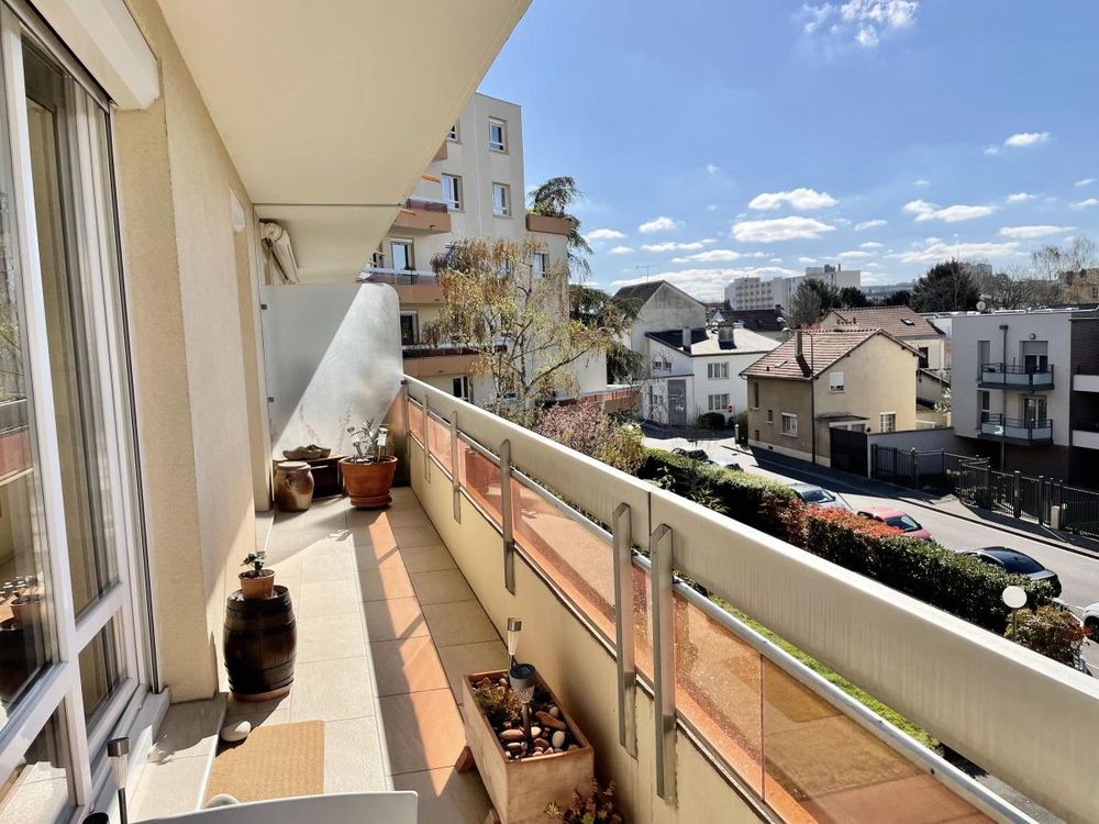 appartement 4 pièces avec balcons et garage.