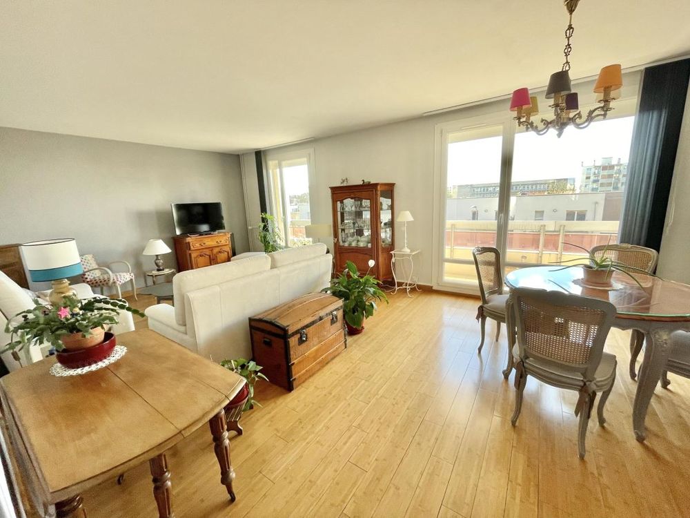 appartement 4 pièces avec balcons et garage.