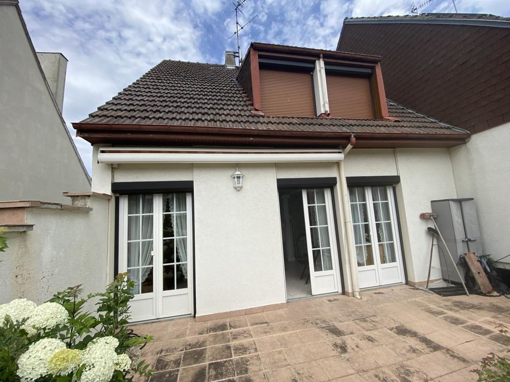 Maison 6 pièces avec garage et jardin.