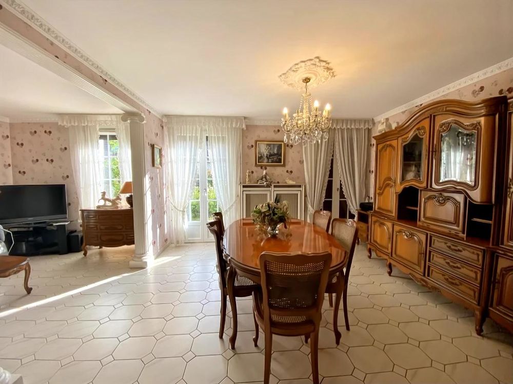 Maison 6 pièces avec garage et jardin.