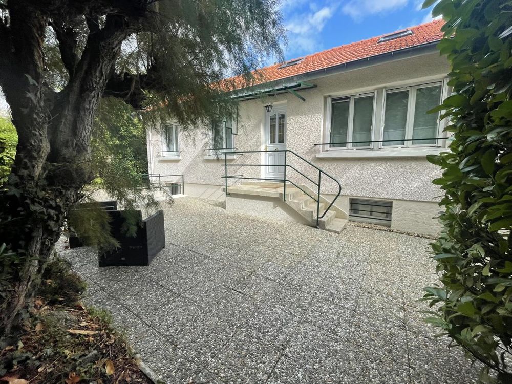 Maison 5 pièces individuelle avec jardin.