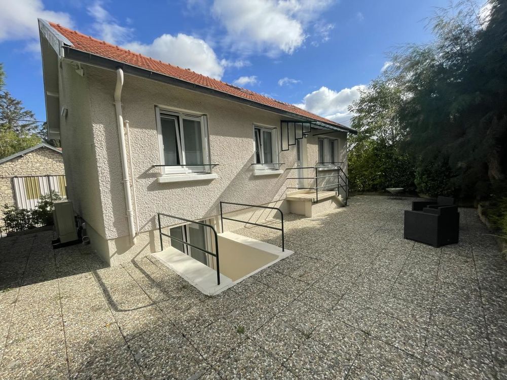 Maison 5 pièces individuelle avec jardin.