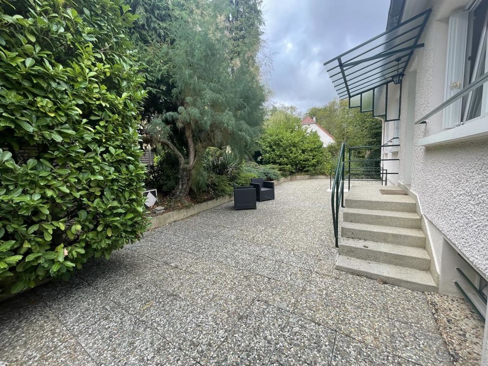 Maison 5 pièces individuelle avec jardin.