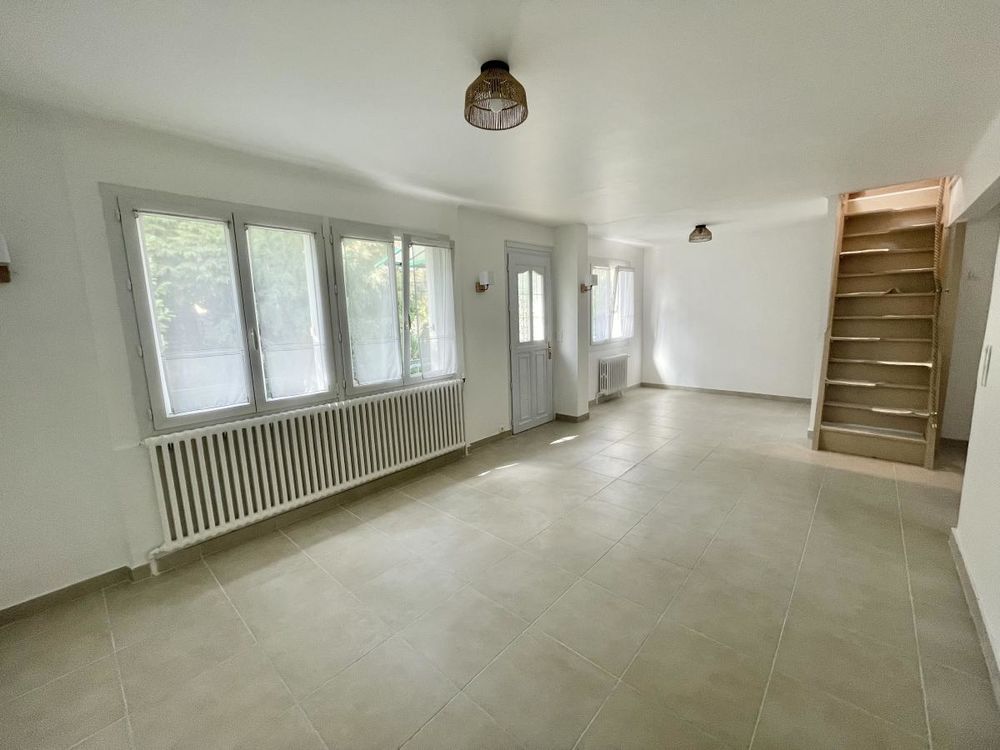 Maison 5 pièces individuelle avec jardin.