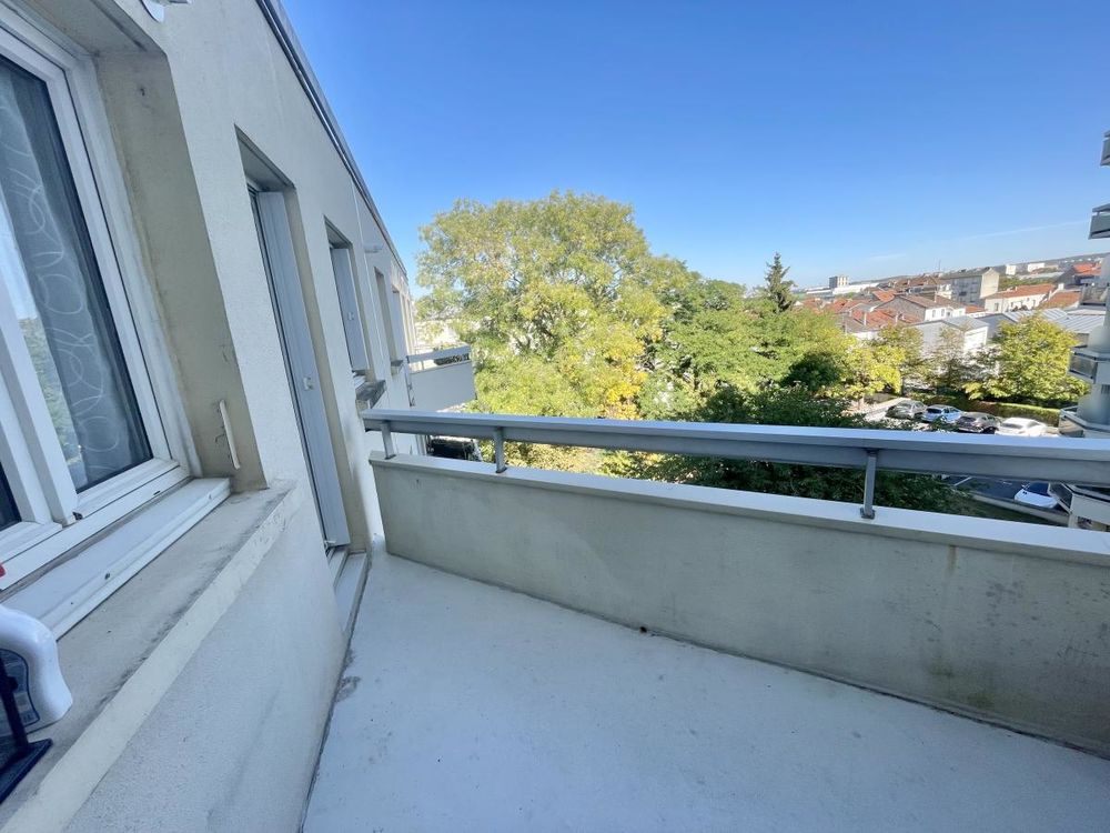 Appartement 3 pièces avec balcon, parking et cave.