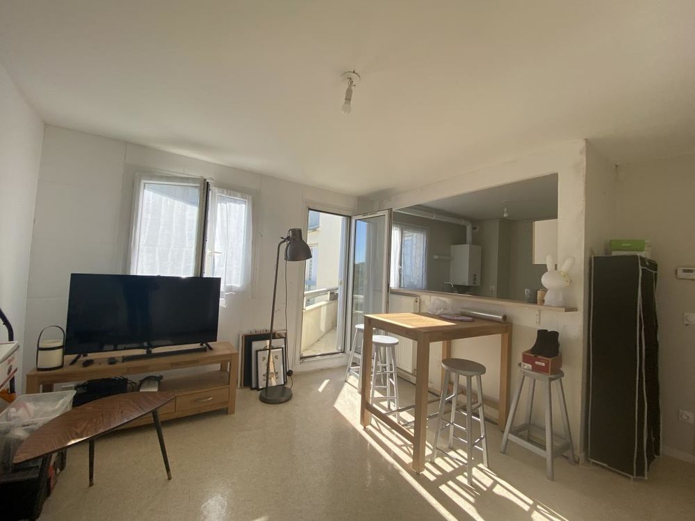 Appartement 3 pièces avec balcon, parking et cave.