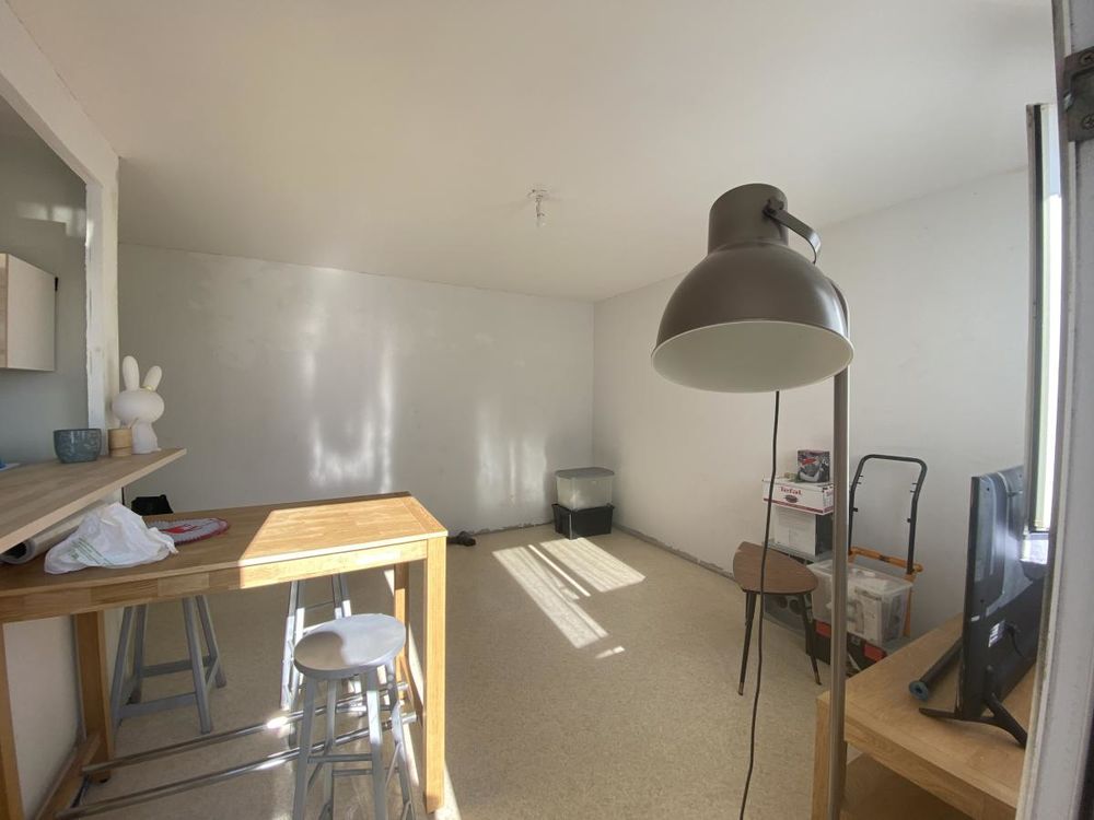 Appartement 3 pièces avec balcon, parking et cave.