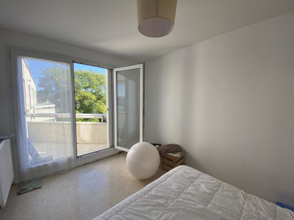 Appartement 3 pièces avec balcon, parking et cave.