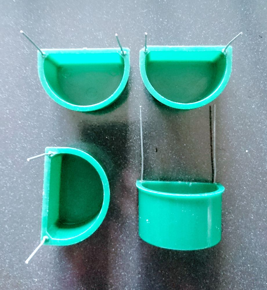 Mangeoires vertes &agrave; crochets 1 62210 Avion