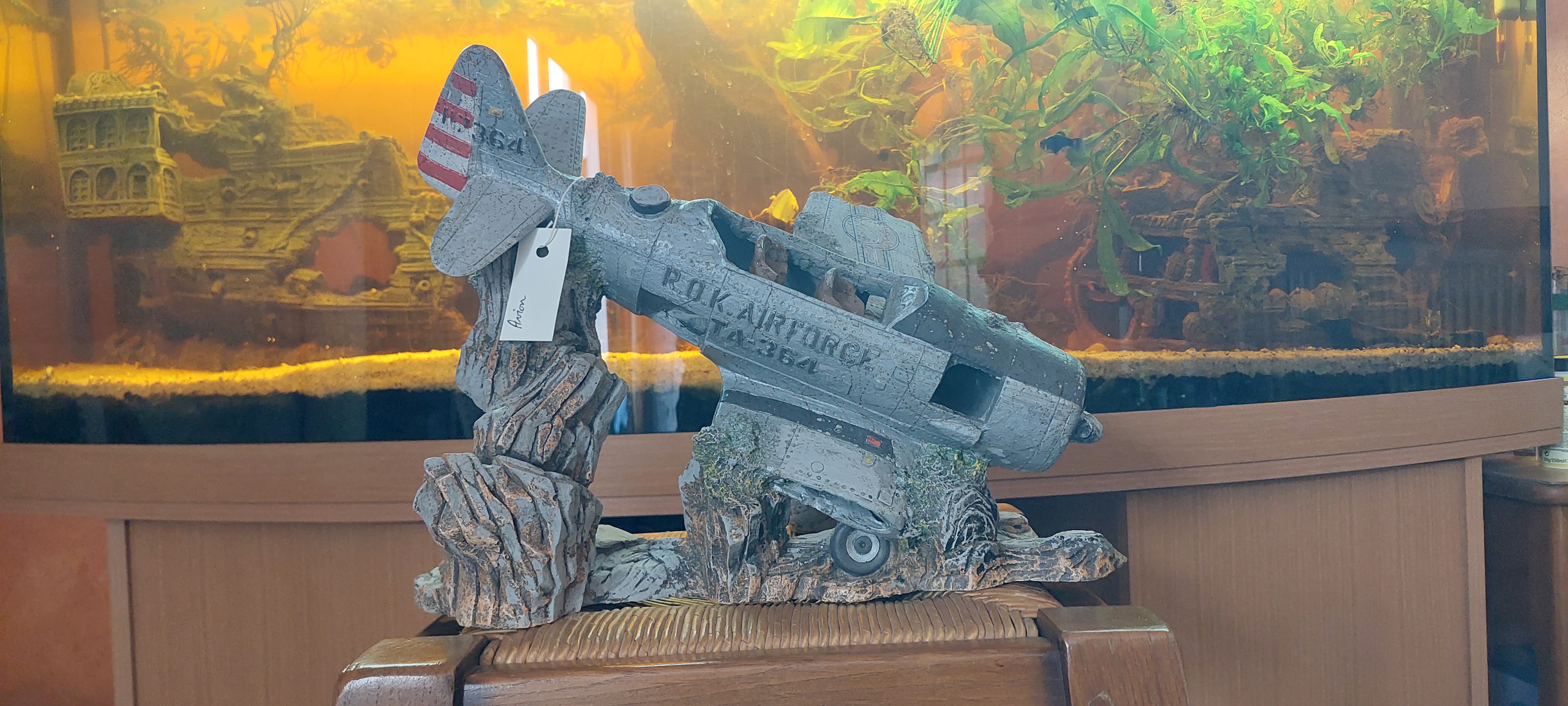 Bel Avion en r&eacute;sine d&eacute;coration Aquarium-Terrarium 39 44310 La limouzini�re