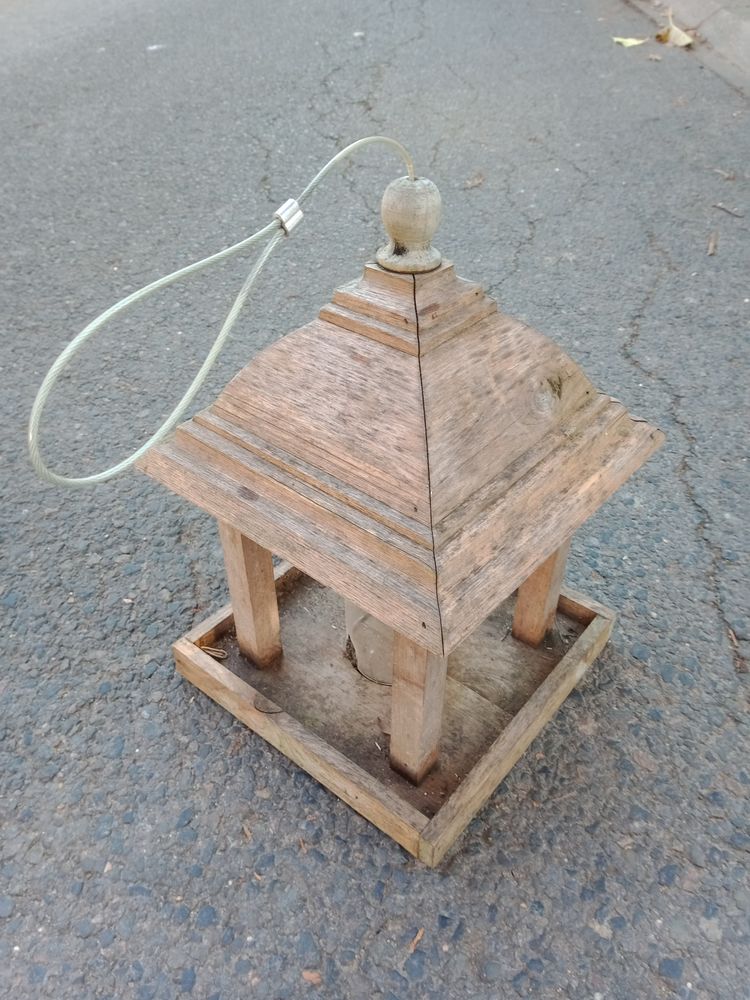 Mangeoire &agrave; oiseaux en bois suspendu 10 95250 Beauchamp