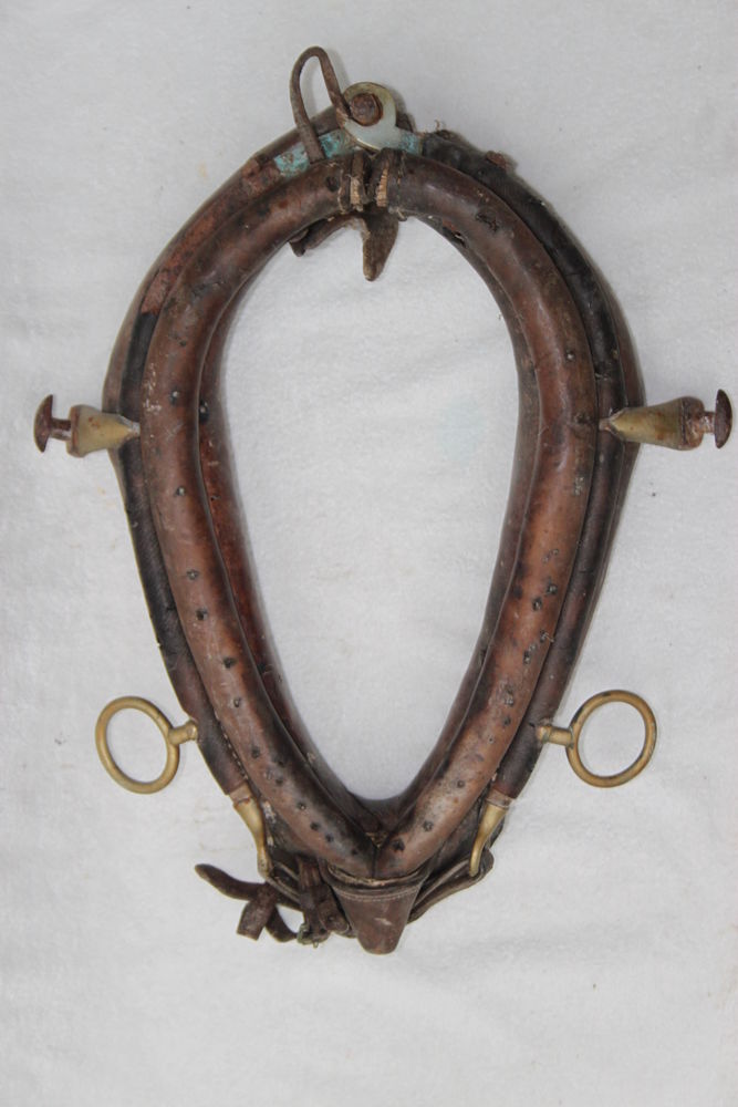 Collier cuir &agrave; cheval vintage 12 77520 Montigny-lencoup