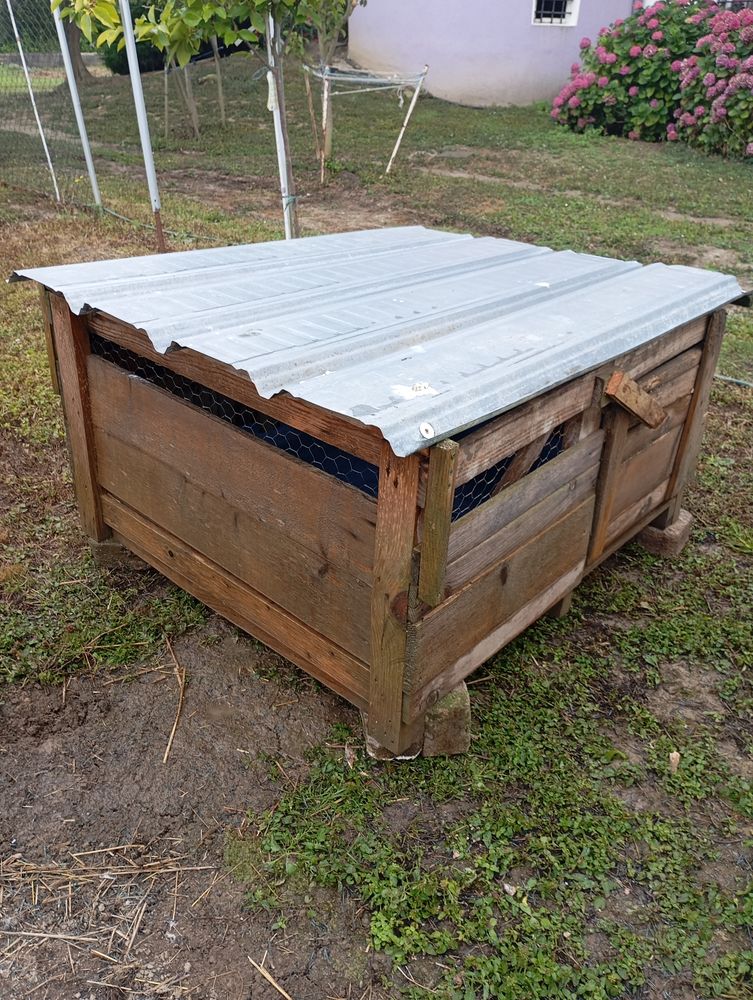 Niche chien ou cage volailles 40 65800 Orleix