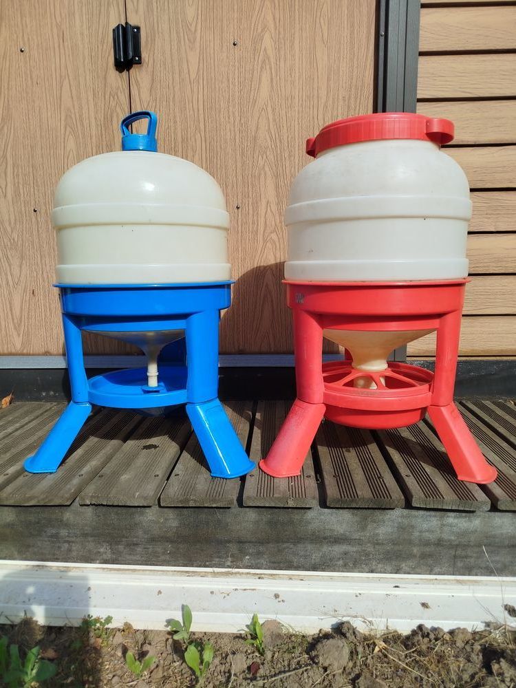 2 distributeurs  eau et graines pour poules en bon &eacute;tat. 30 62138 Haisnes