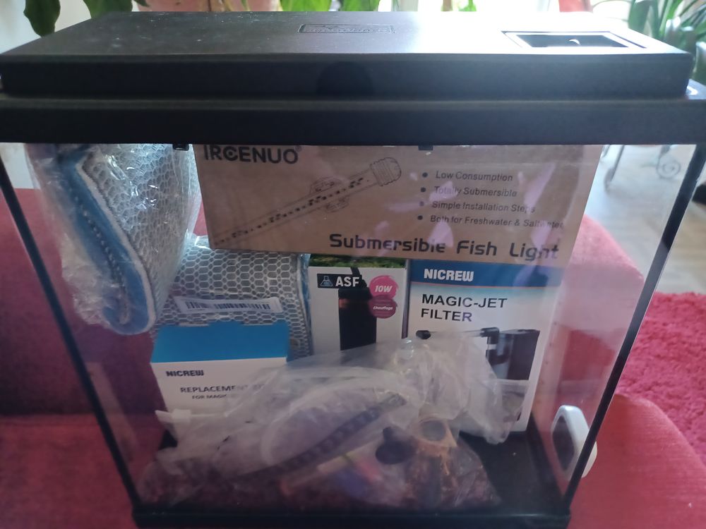 Aquarium 10 litres &eacute;quip&eacute;s 50 77430 Champagne-sur-seine