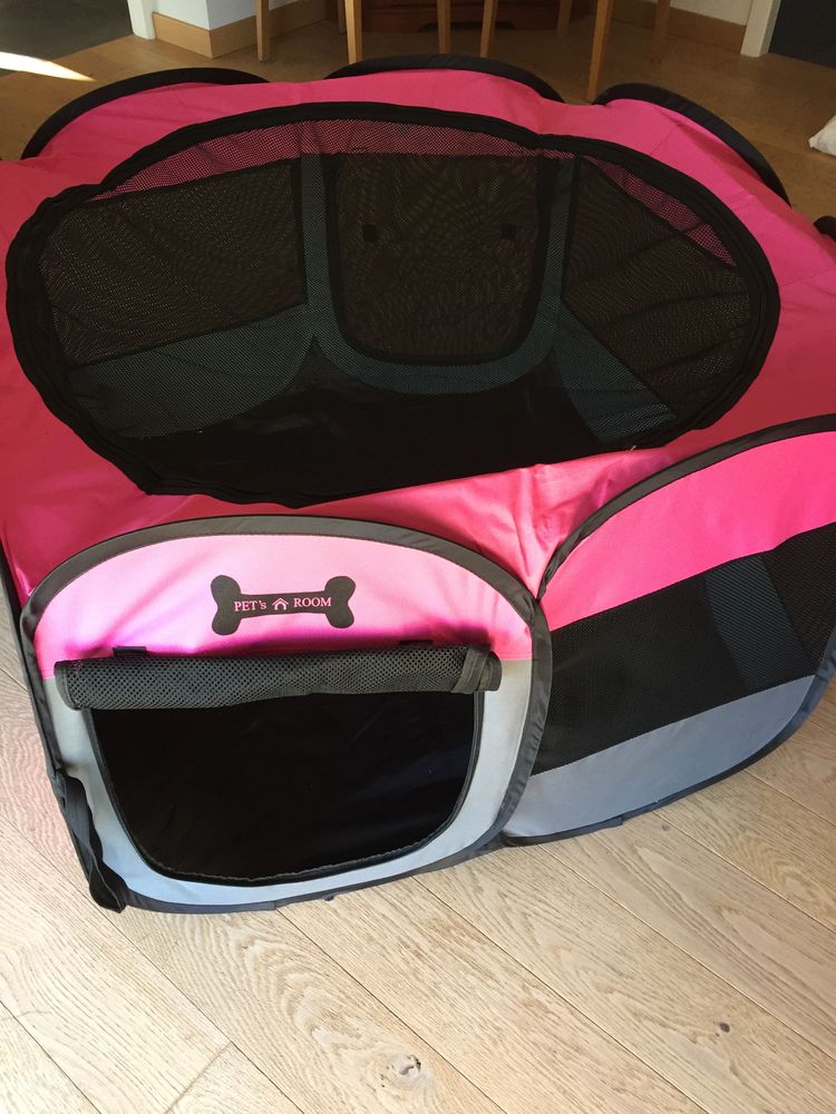 maison en polyester rose et noire 35 24290 La chapelle-aubareil