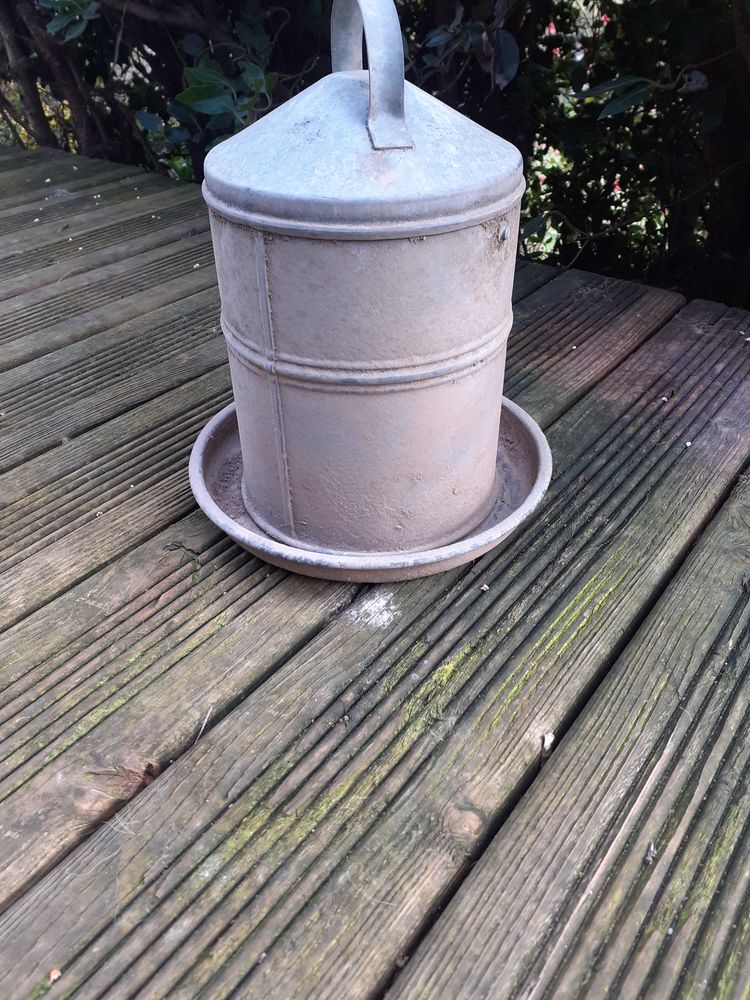 Distributeur metal 18 42155 Saint-l�ger-sur-roanne