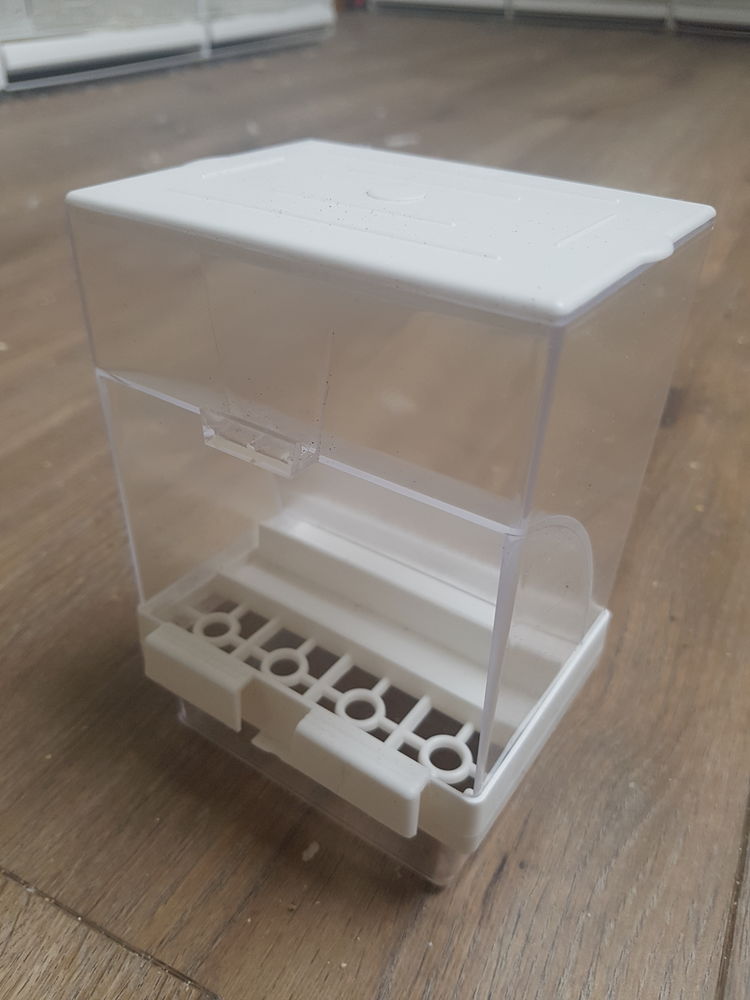 Lot de 75 mangeoires &eacute;conomiques pour oiseaux 300 45230 La bussi�re