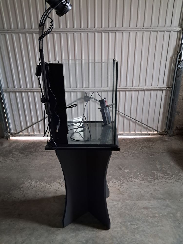 Aquarium sur pied avec &eacute;clairage et filtre. 100 12290 Pont-de-salars