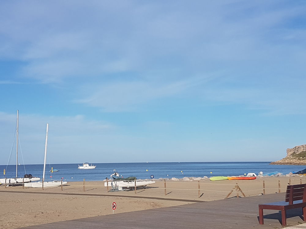 La Franqui,appartement climatisé et cabine face à la mer