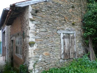 Ensemble en pierre avec terrain