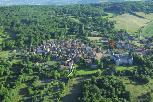 Ancien presbytère au coeur d'un village auvergnat