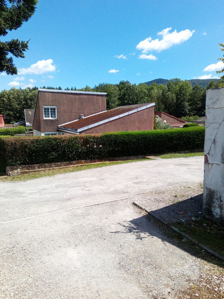 MAISON AVEC GARAGE ET JARDIN DANS L'ARIÈGE.