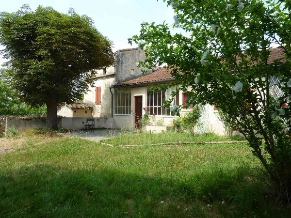 A rénover : ferme avec pigeonnier, grande grange.