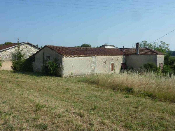 A rénover : ferme avec pigeonnier, grande grange.