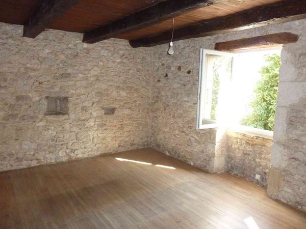 A rénover : ferme avec pigeonnier, grande grange.