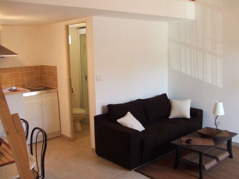 JOLI T1/2 meublé + parking, propriété sécurisée, 650 € ccc
