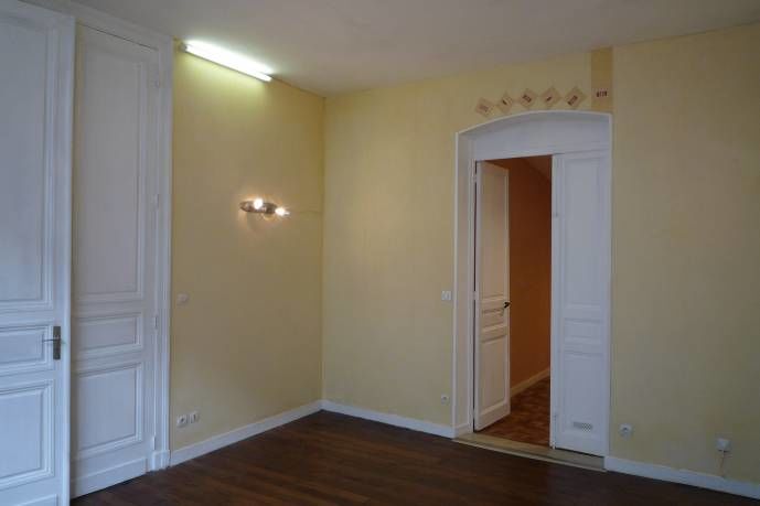 BUREAU-ATELIER-LOCAL AVEC VITRINE