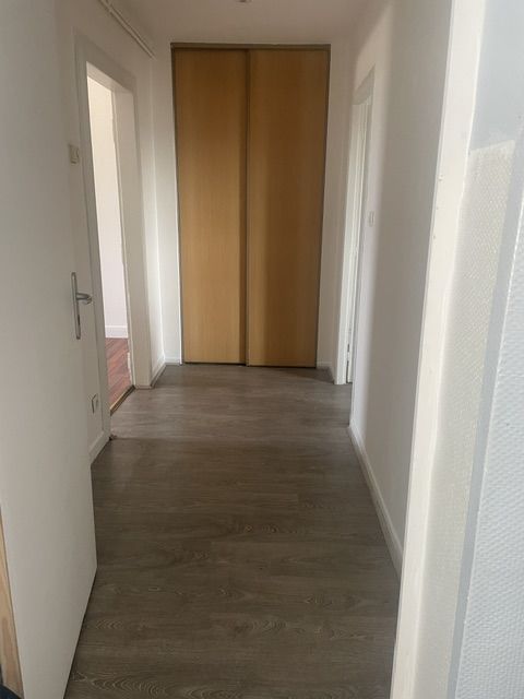 Grand appartement ancien au 3ème étage au centre ville