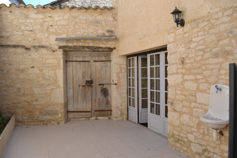 Petite maison de village en pierre