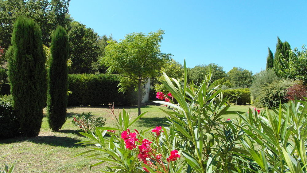 LUBERON - T1 MEUBLE - TOUT CONFORT -TERRASSE - CALME-SOLEIL