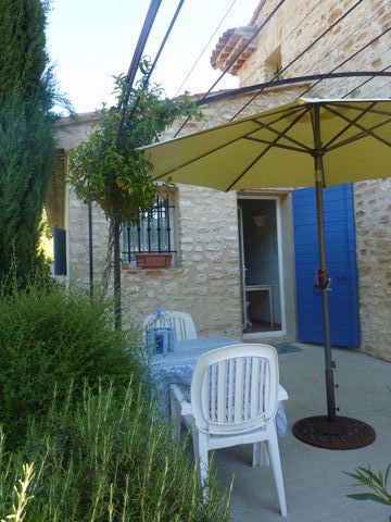 LUBERON - T1 MEUBLE - TOUT CONFORT -TERRASSE - CALME-SOLEIL