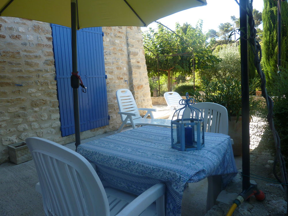 LUBERON - T1 MEUBLE - TOUT CONFORT -TERRASSE - CALME-SOLEIL