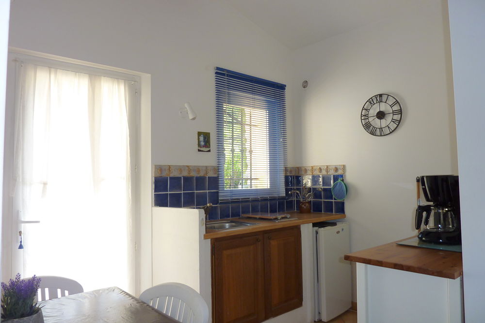 LUBERON - T1 MEUBLE - TOUT CONFORT -TERRASSE - CALME-SOLEIL