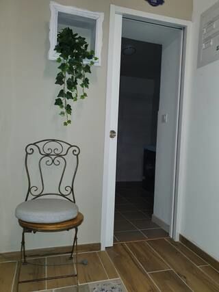 Maisonnette meublée avec jardinet.